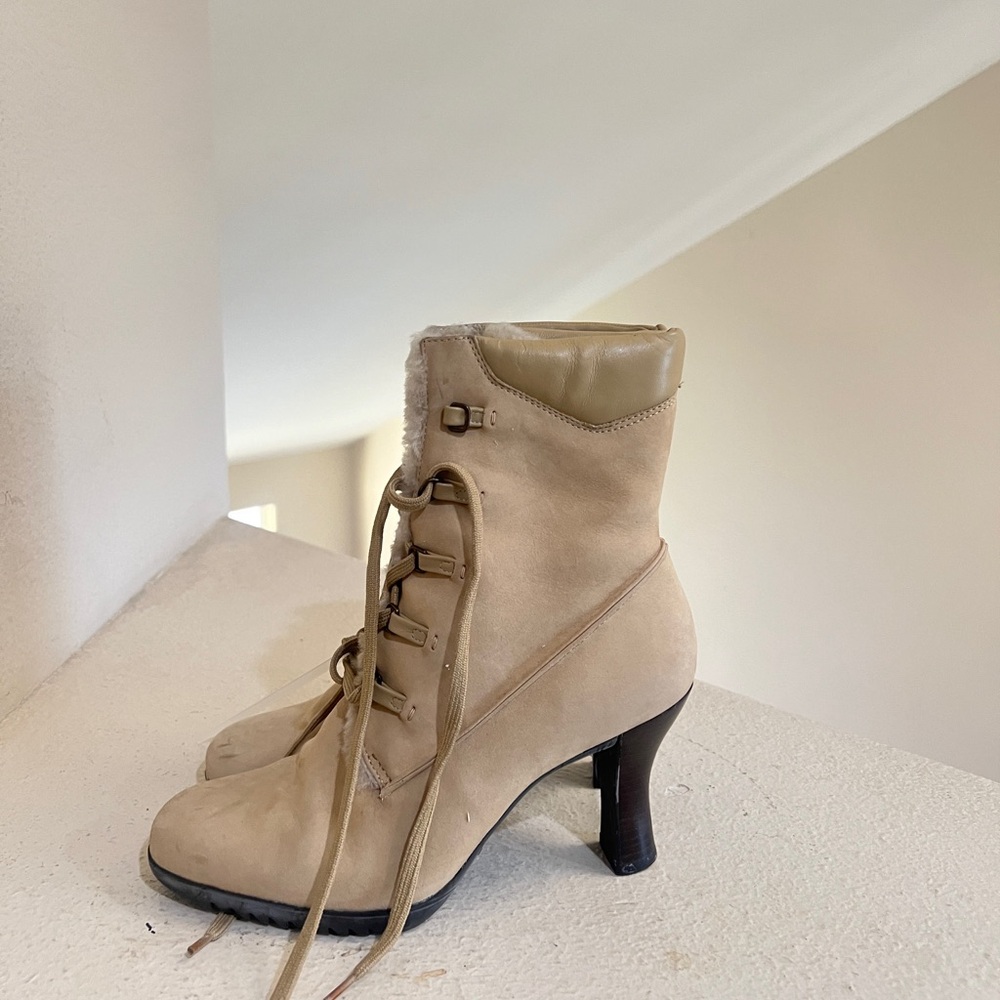 Cole Haan Lace Up Leather Sherpa Line Heeled Winter tan Boots booties FLAWED 7.5